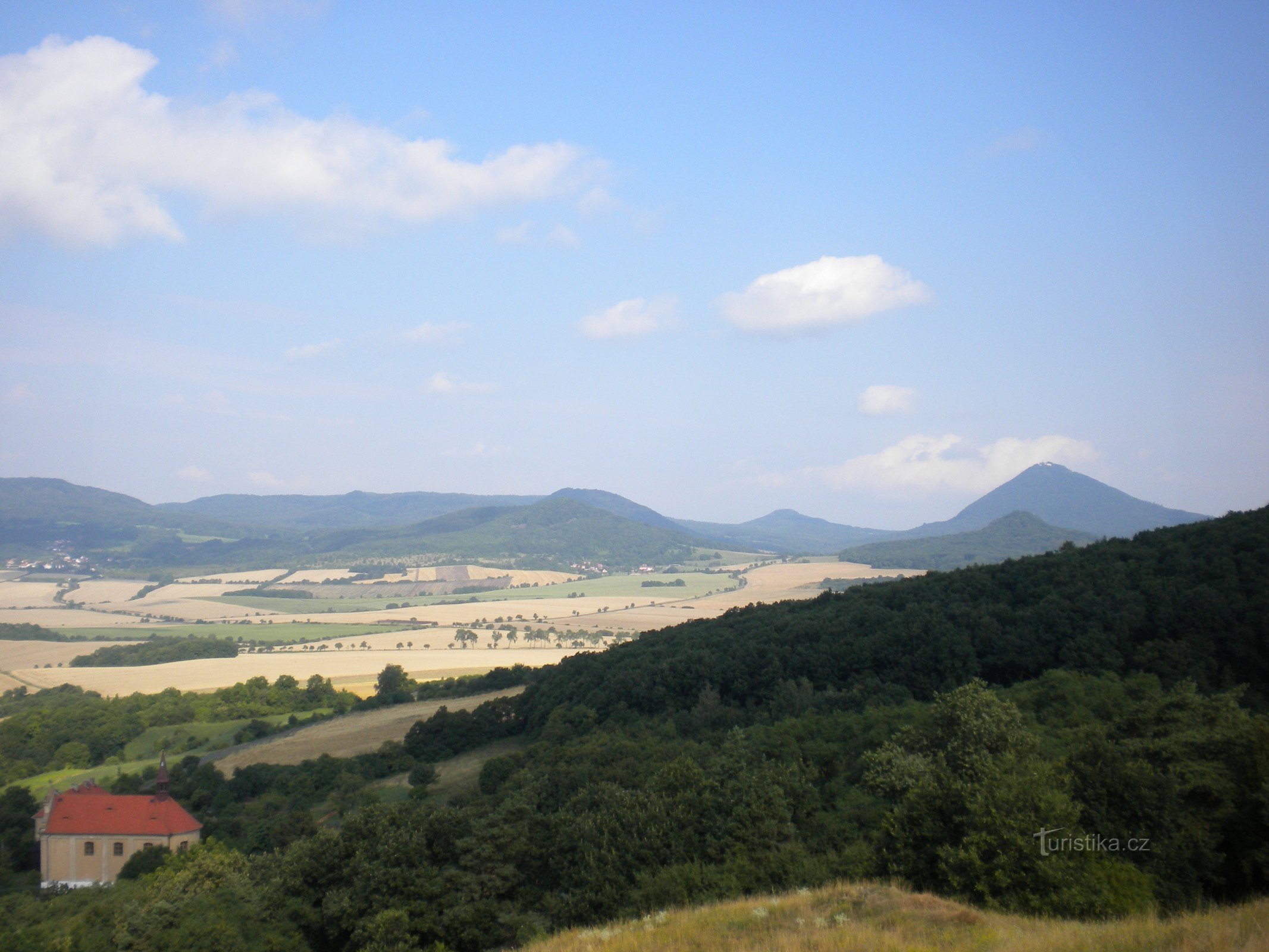 Pohledy na České středohoří z dominující Milešovkou.