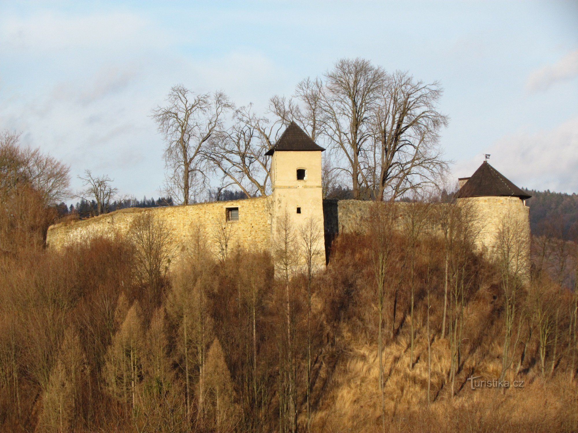 Blick auf die Burg, die Stadt und die Umgebung von der Březová-Straße