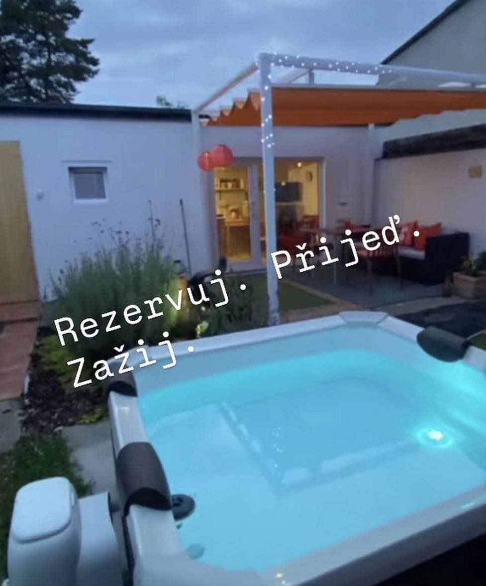 Pohoda ve vířivce kterou máš během pobytu k dispozici