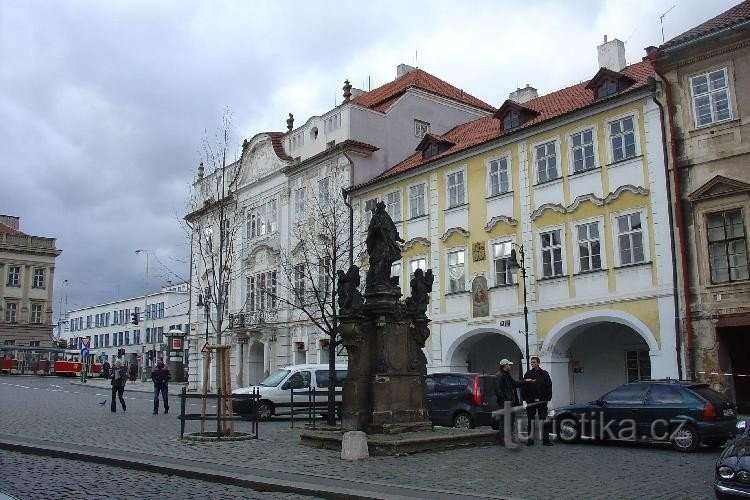 Pohořelec : place avec la statue de St. Jan Nepomucký