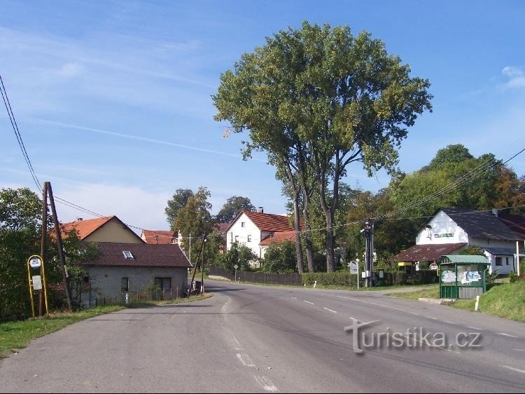 Pohořilky: Näkymä puoliperävaunuun, bussipysäkki oikealla