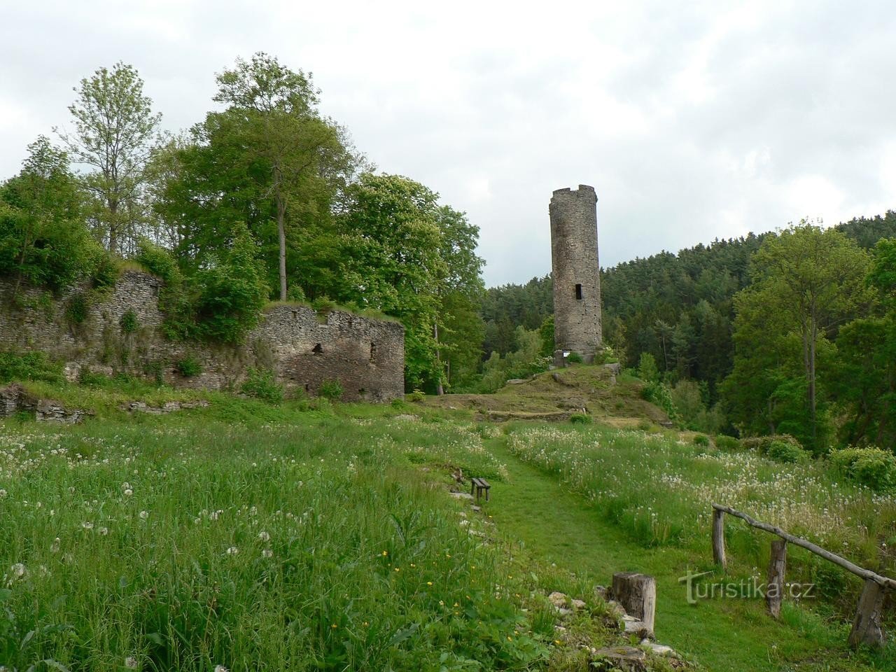 Pohradí, tour du château