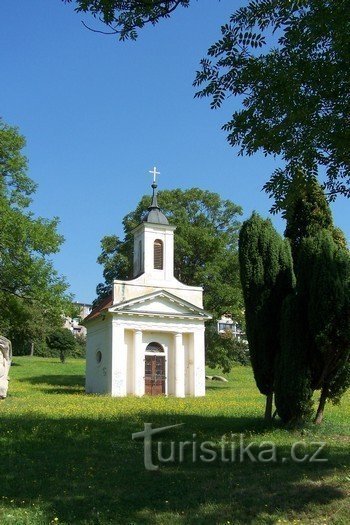 Valdštejnin hautauskappeli suljetulla hautausmaalla Litvínovissa