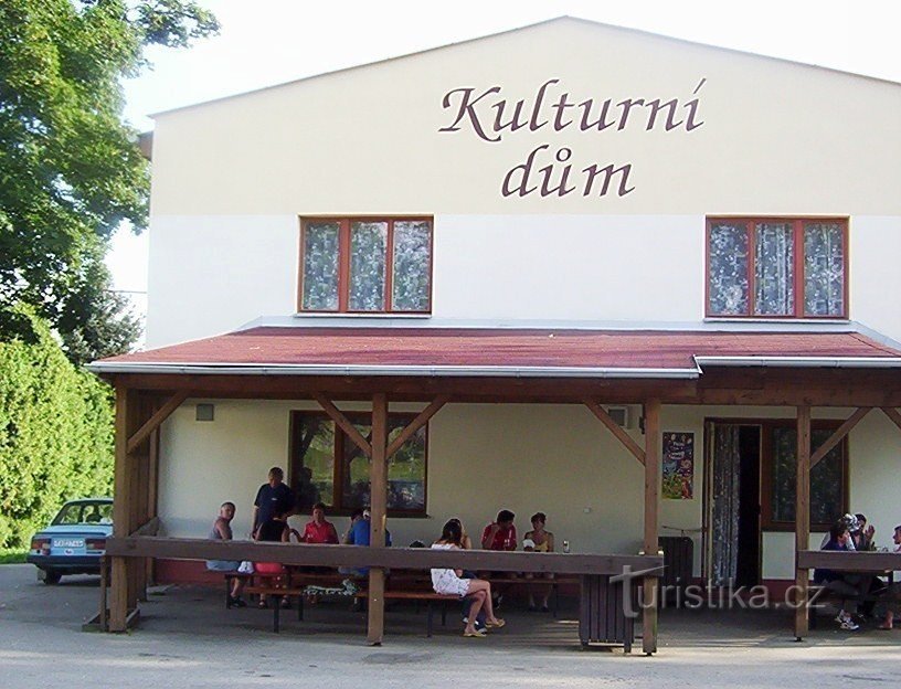 Pojbuky-Kulturhus med restaurant og OÚ i landsbyen - Foto: Ulrych Mir.