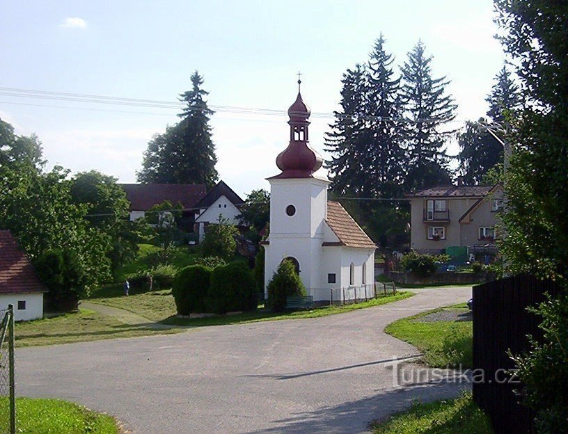 Pojbuky - semiremorcă cu capela Sf. Ana - Foto: Ulrych Mir.