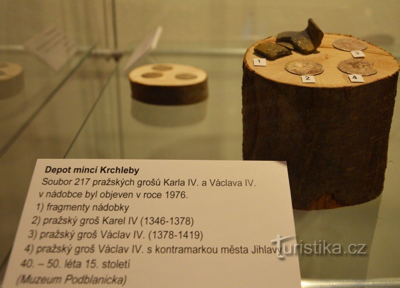 Schatz aus Krchleb in der Ausstellung Archäologische Schätze im Museum Podblanicka