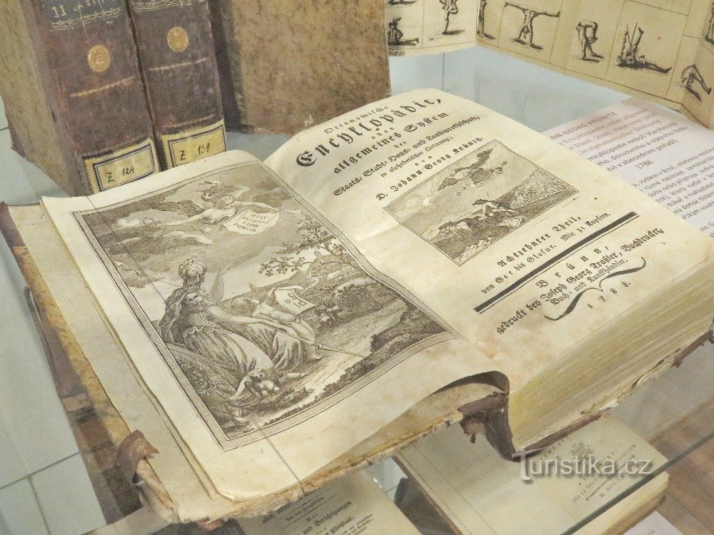 Tesouros da antiga biblioteca na galeria de Hollar VM Šumperk