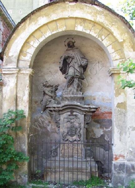 poklona se sochou sv. Jana Nepomuckého