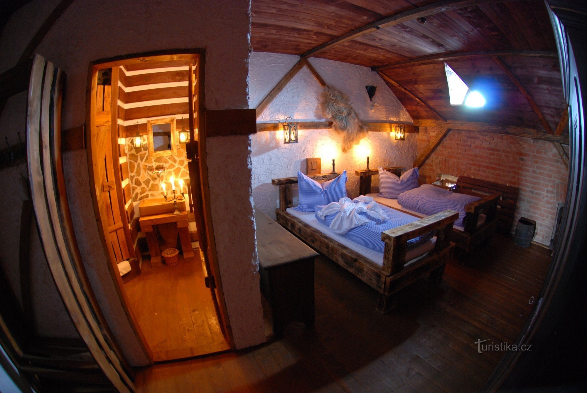 một căn phòng trong một khách sạn thời trung cổ
