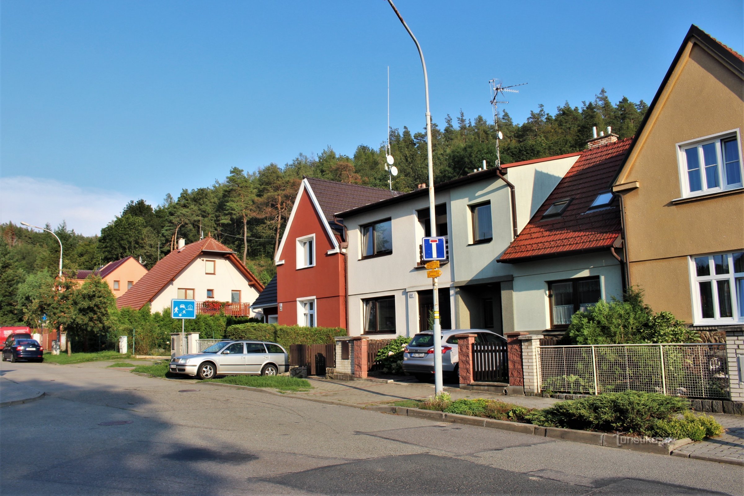 Det fortsætter langs Jandáská Street