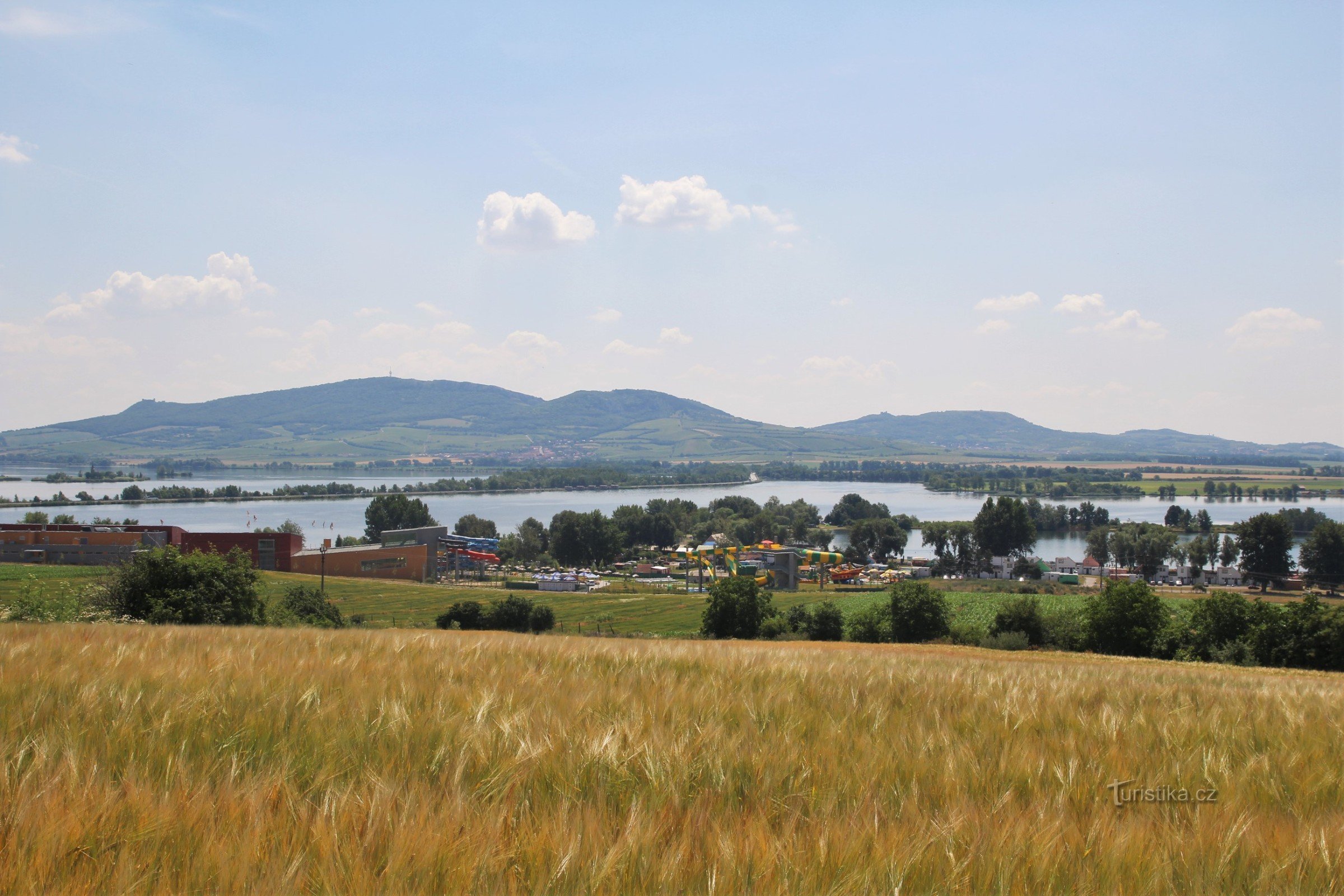 Kontynuuje wzdłuż specjalnie wybudowanej drogi wokół Aqualand Moravia, z panoramą Pálavy na horyzoncie