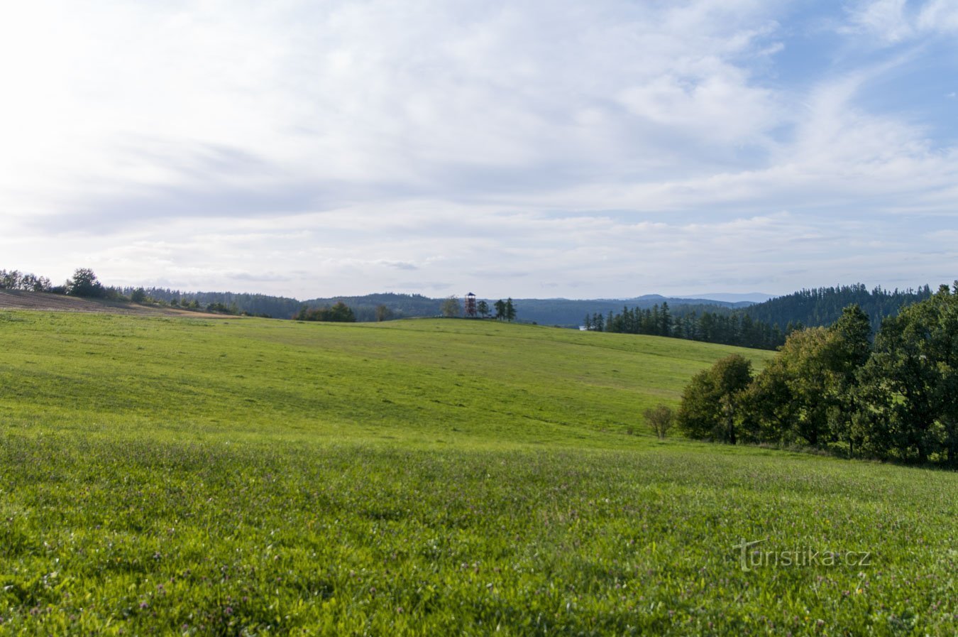 Attraverso il campo fino alla torre di avvistamento