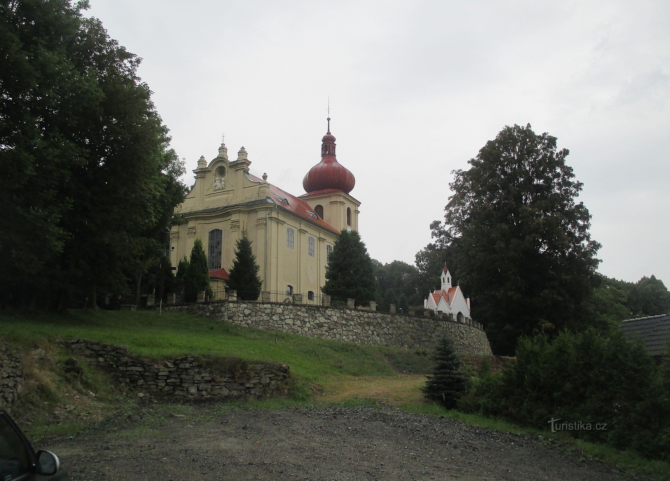 Polevsko - Kerk van de Heilige Drie-eenheid en het graf van de familie Handschke