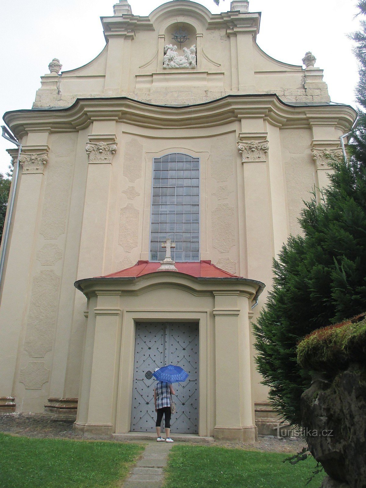 Polevsko - Iglesia de la Santísima Trinidad y la tumba de la familia Handschke