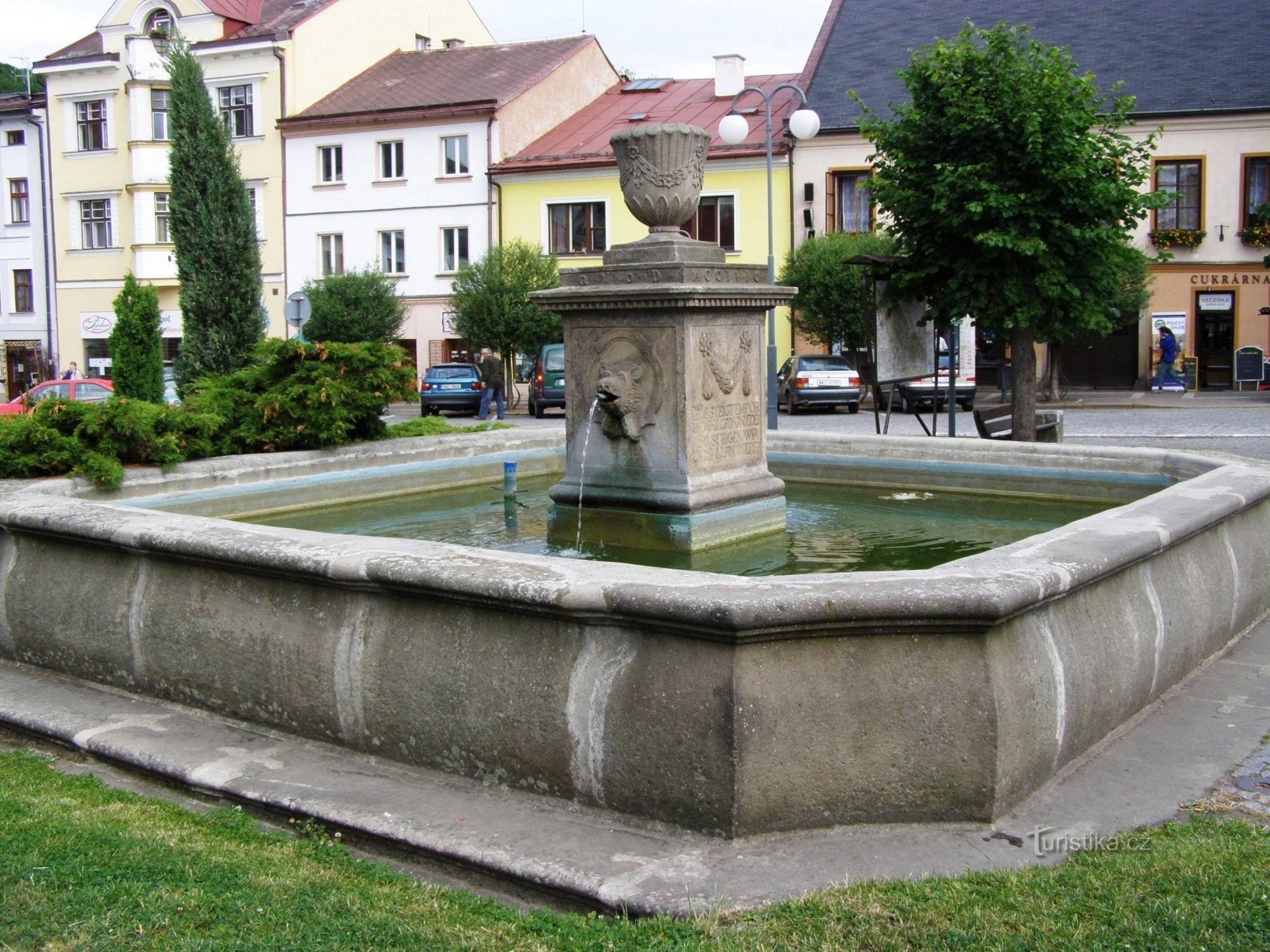 Police nad Metuji - fontana na trgu