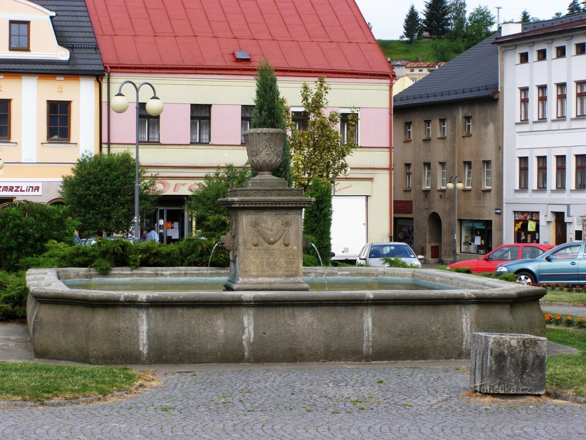 Police nad Metuji - fontana na trgu