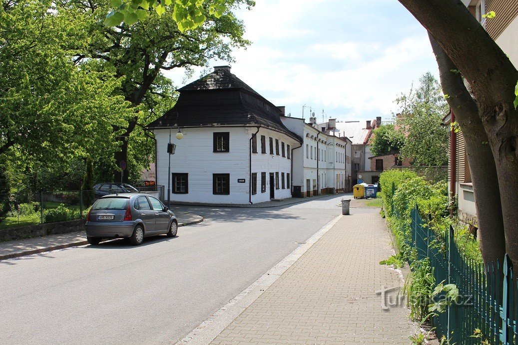 Police nad Metují, stara szkoła