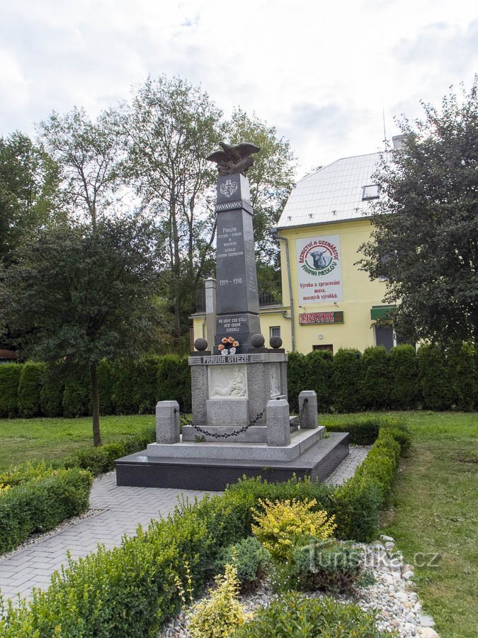 Estantería – Monumento a los caídos y tilo conmemorativo