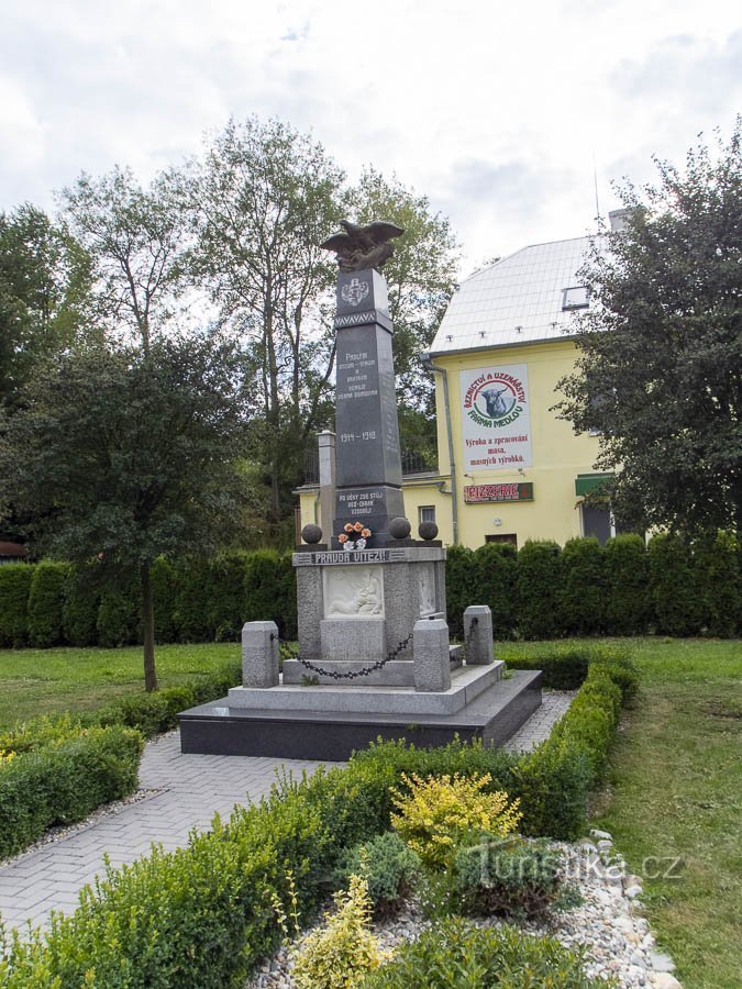 Shelf – Monument to the fallen and commemorative linden