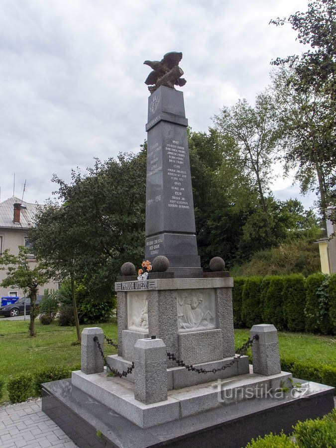 Estantería – Monumento a los caídos y tilo conmemorativo