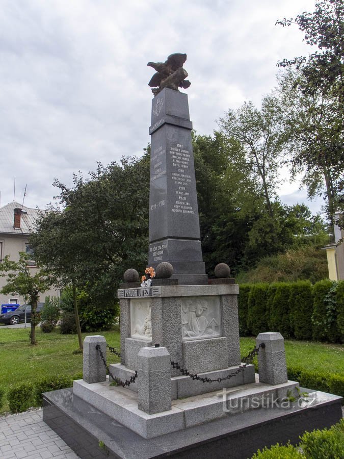 Shelf – Monument to the fallen and commemorative linden