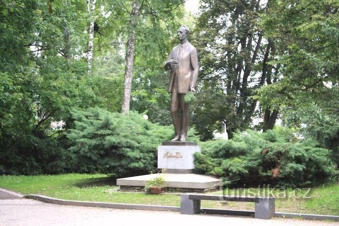 Polička - městský park - socha B. Martinů