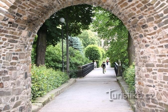 Polička - parque de la ciudad - entrada desde el centro