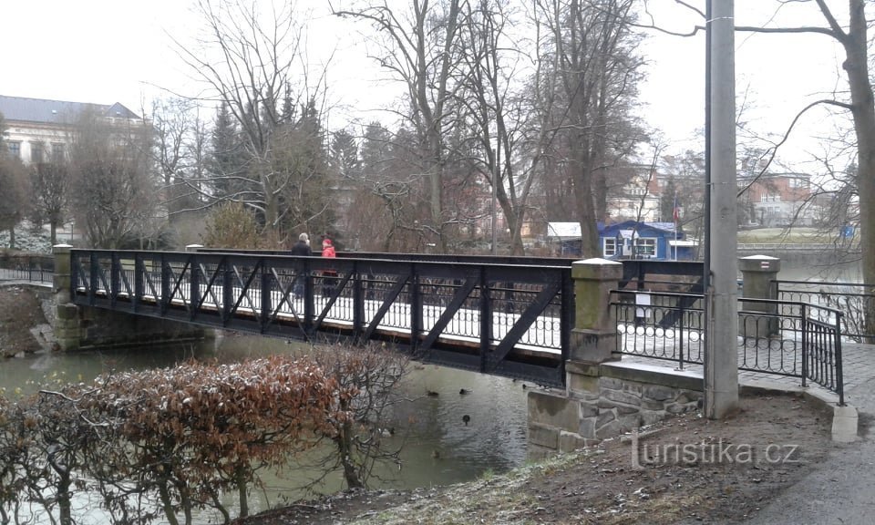 Polička - Puente en el parque