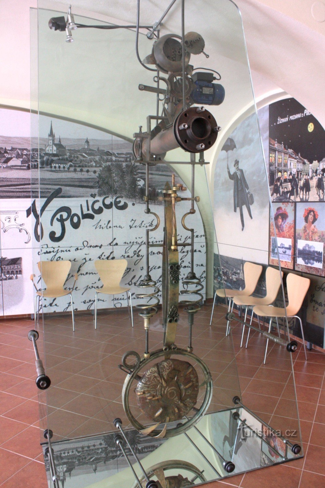 Estante - exhibición de la entrada del museo