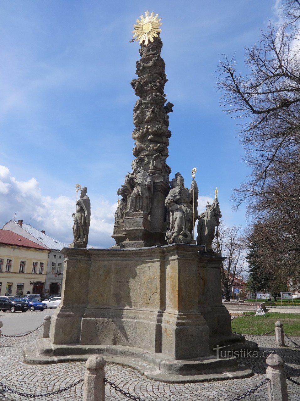 Поле и барочная колонна Святой Троицы