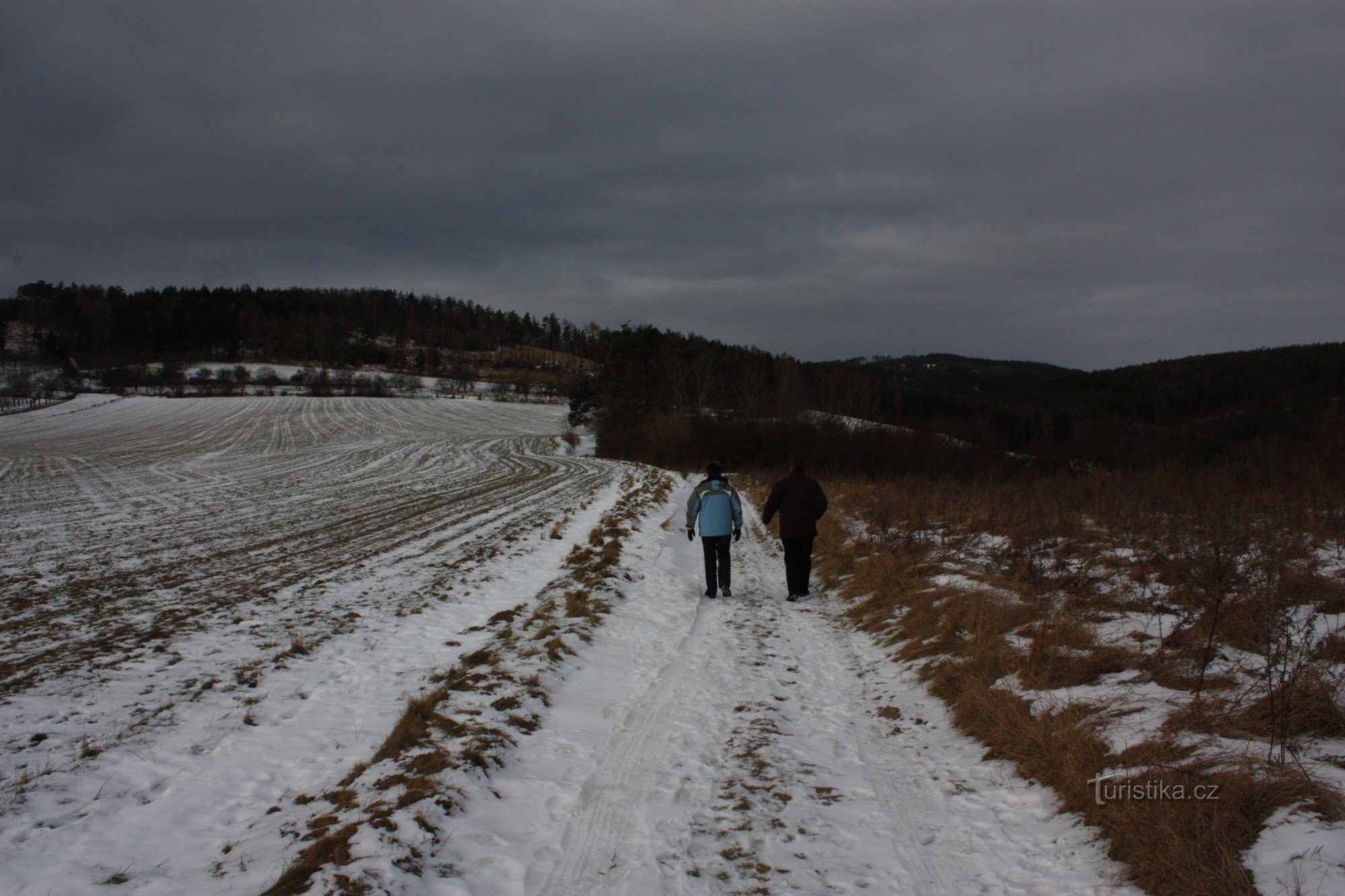 På grusvägen från Otaslavice till skogen, jättefot till vänster