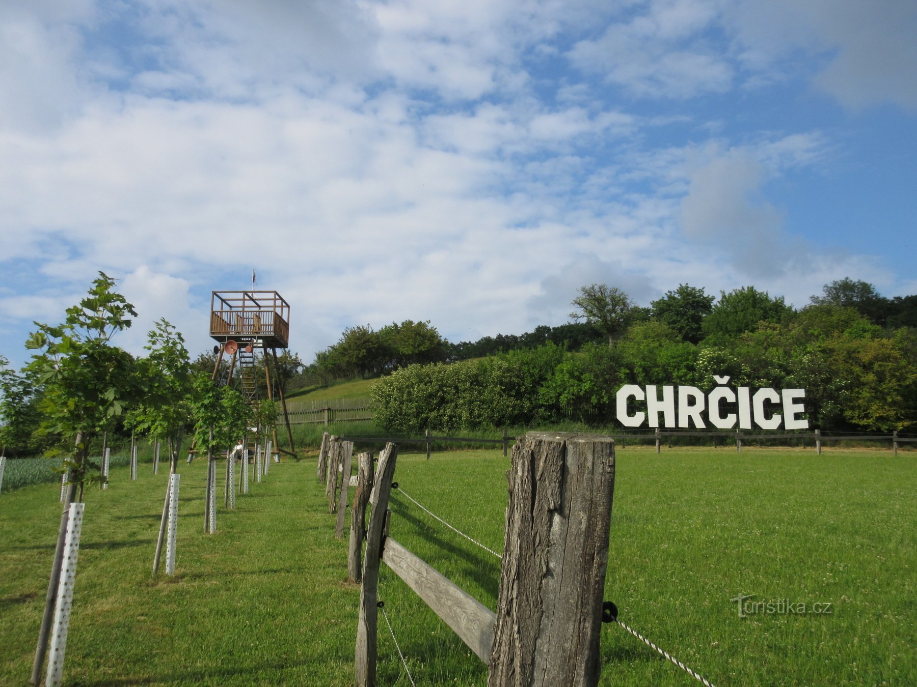 Polní Chrčice – 村と木製の見張り塔
