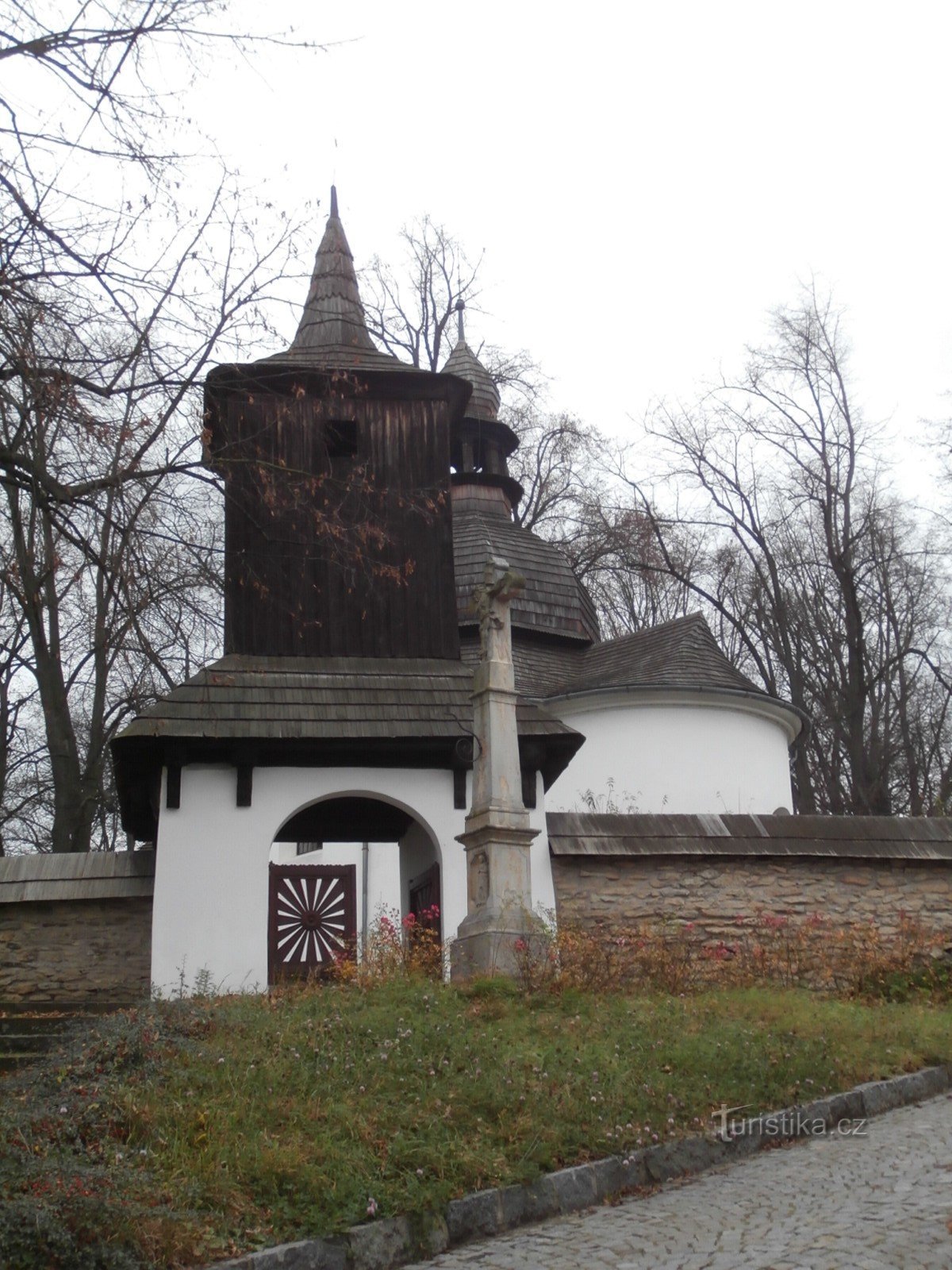 фахверкова дзвіниця при ротонді