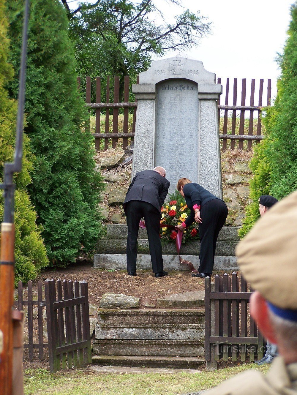 Colocando uma coroa de flores no memorial às vítimas