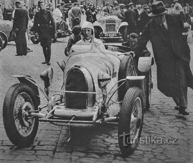波兰伯爵夫人 ML von Koźmian 在赫拉德茨克拉洛韦的 Autokruh 驾驶布加迪 (1933)