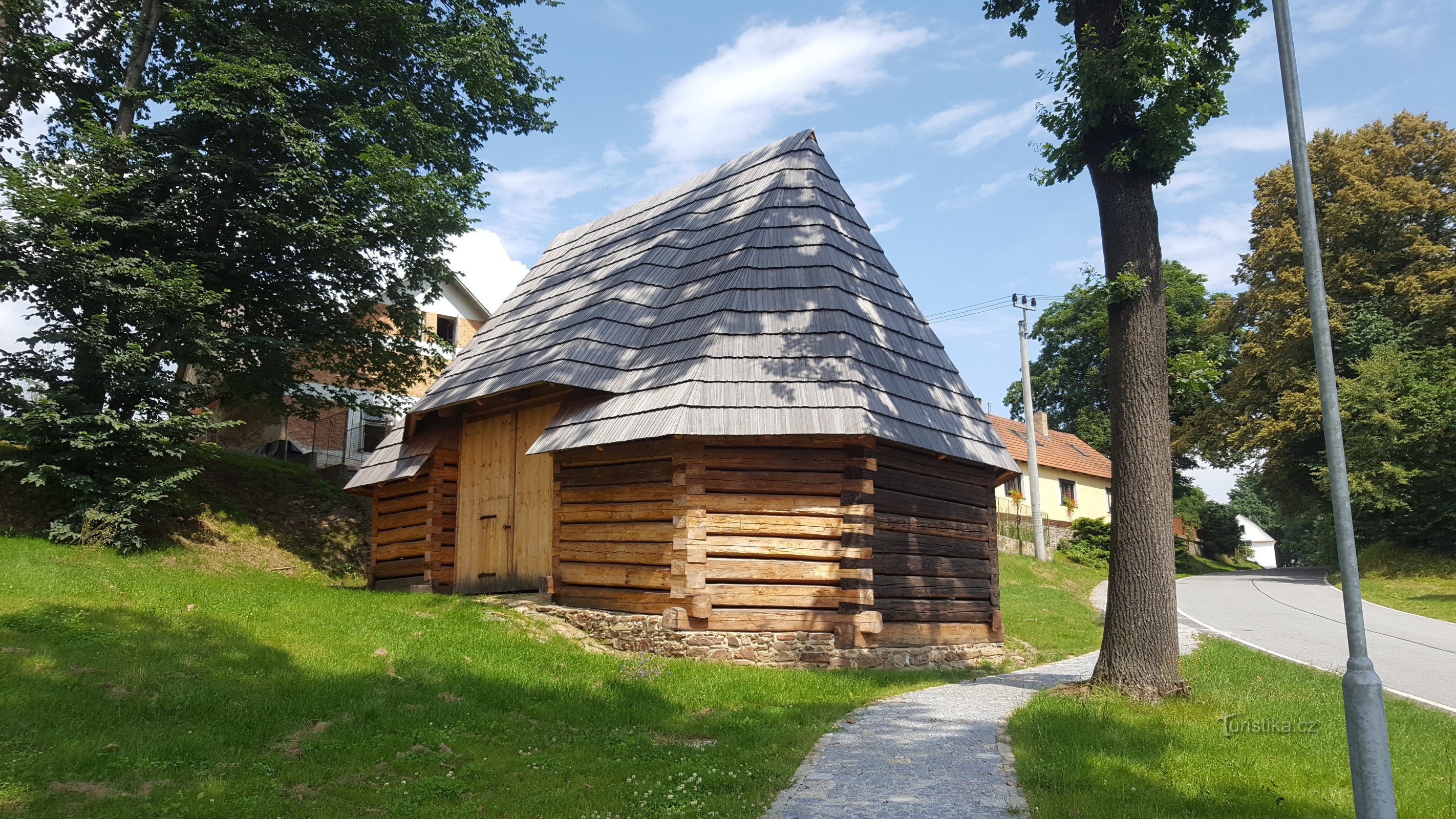 Polygonal wooden barn