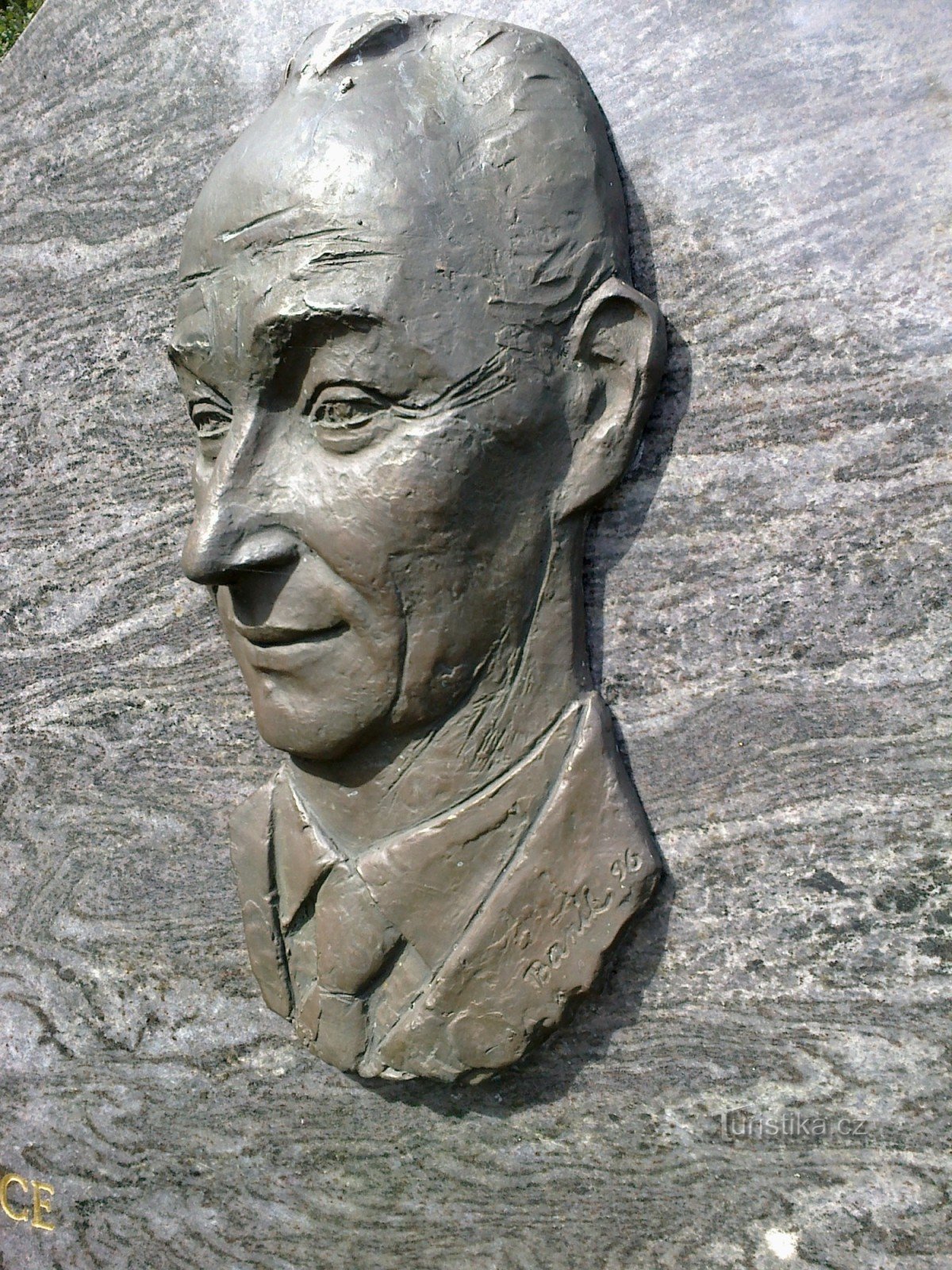 Мемориал Александру Дубчеку возле Гумполки.