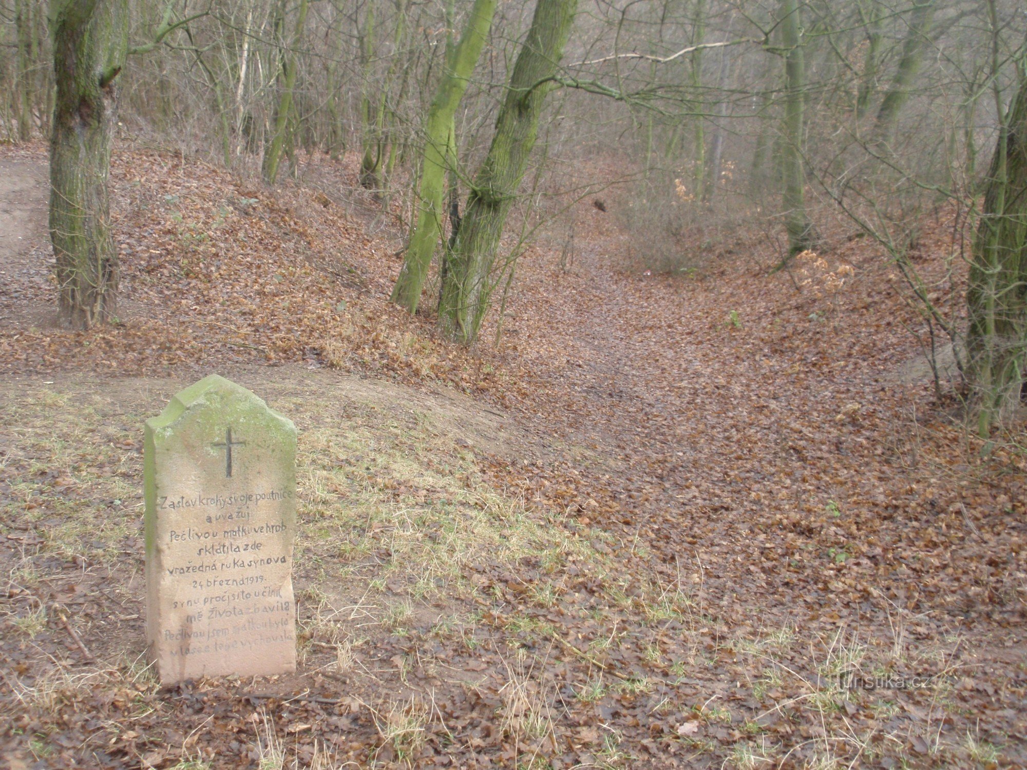 Ein Denkmal für einen alten Mord in der Nähe von Padochov