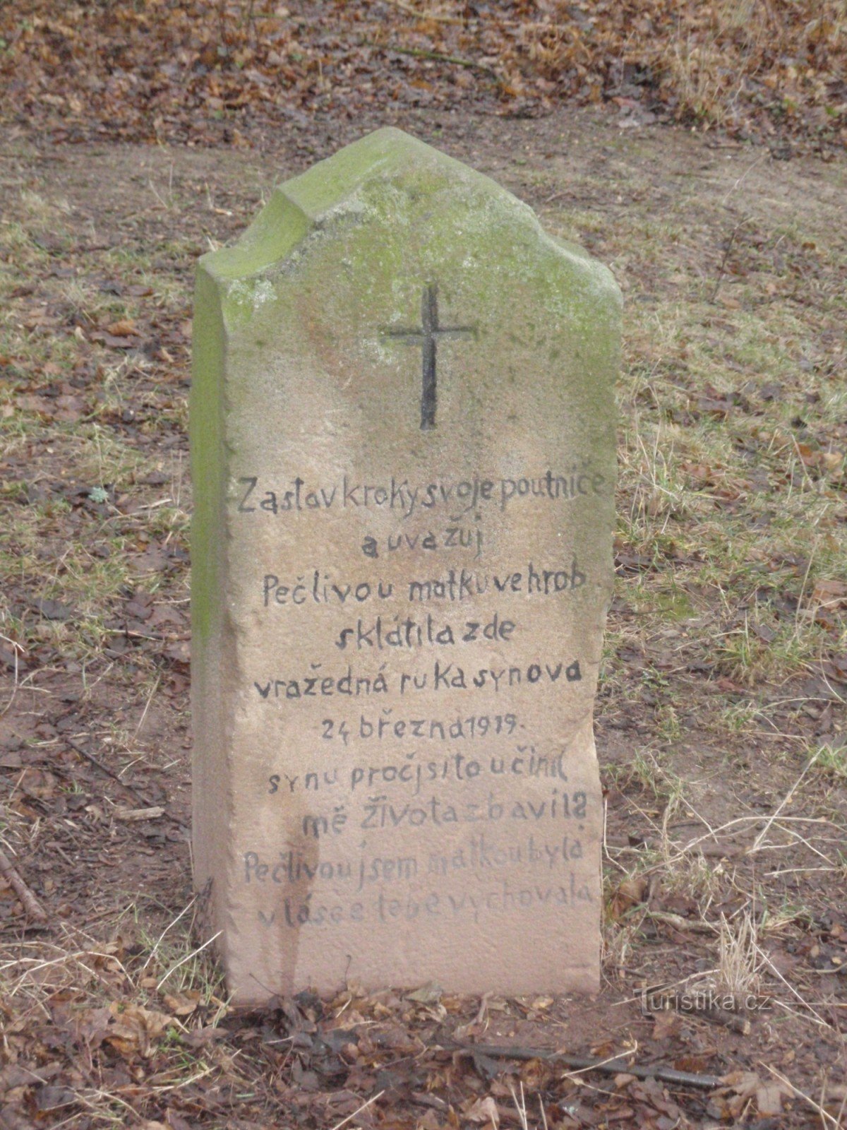 Muistomerkki muinaiselle murhalle lähellä Padochovia