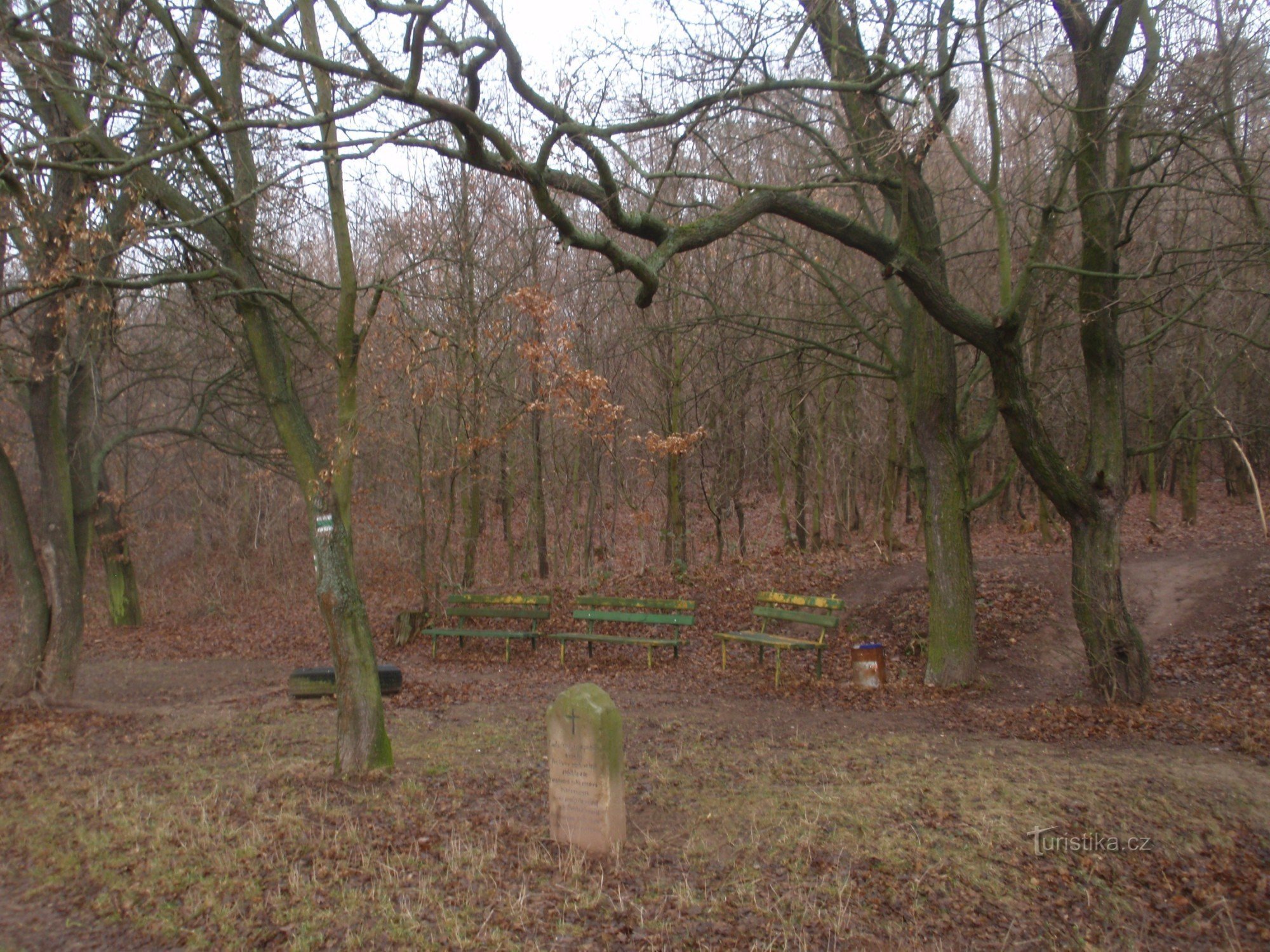 Un monumento a un antiguo asesinato cerca de Padochov