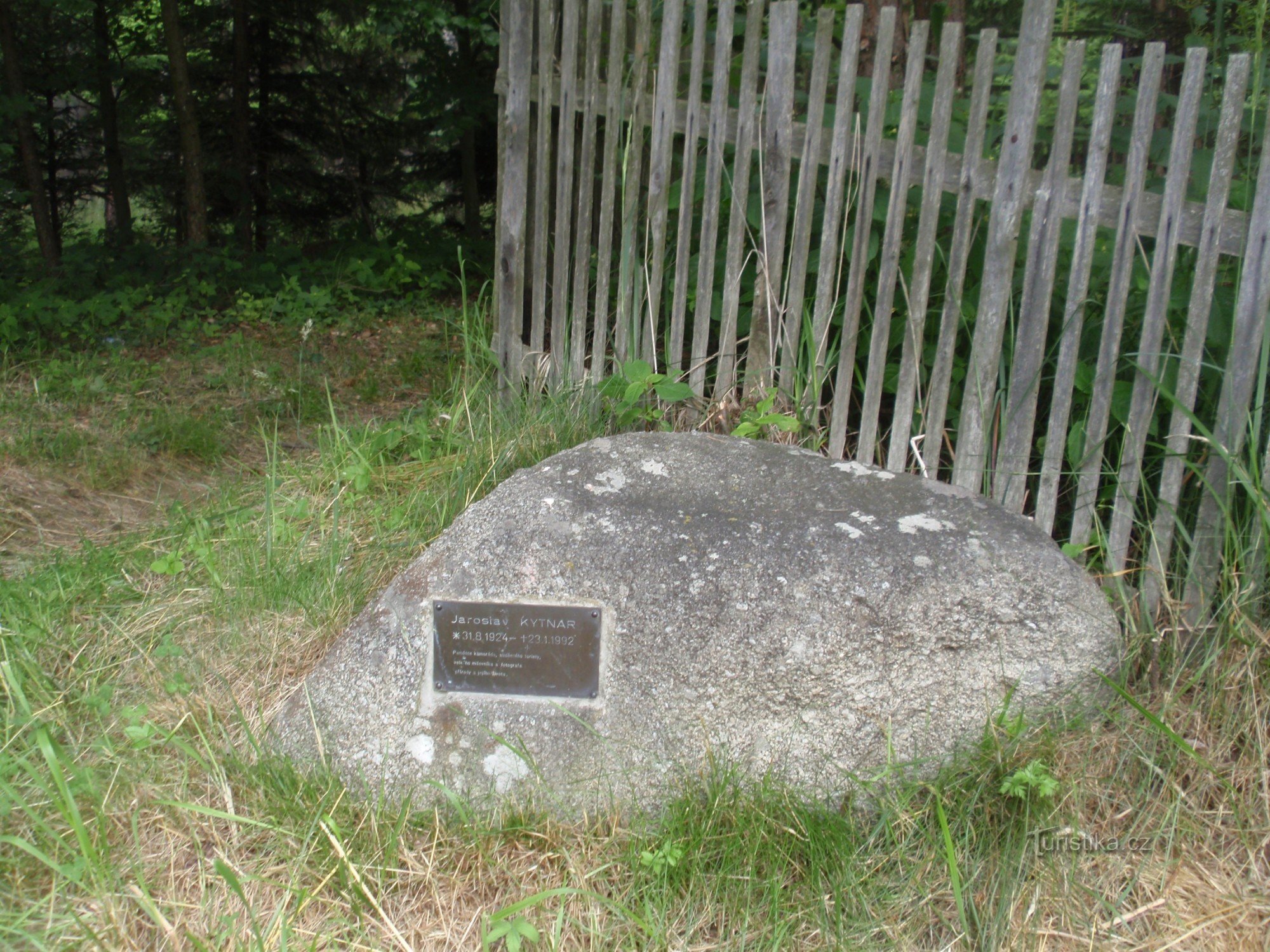 monumento a J. Kytnar en el bosque detrás de Studenec