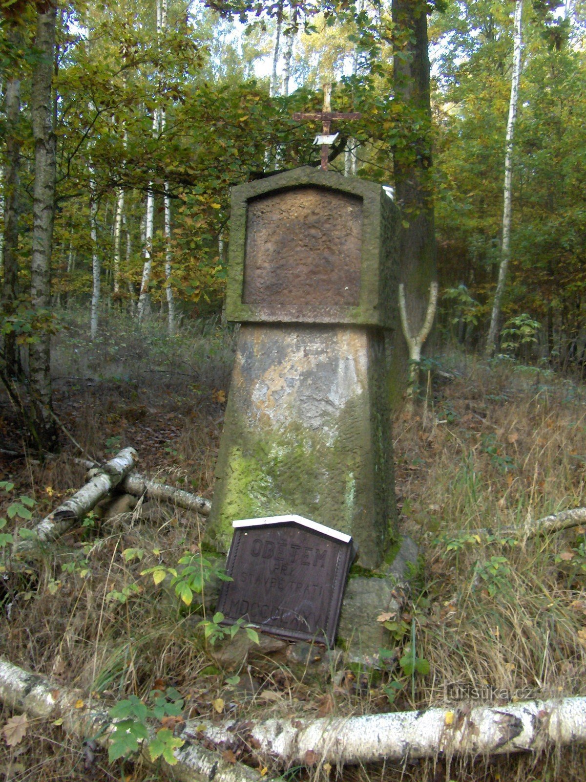 Pomnik ofiar pożaru w obozie palantów.