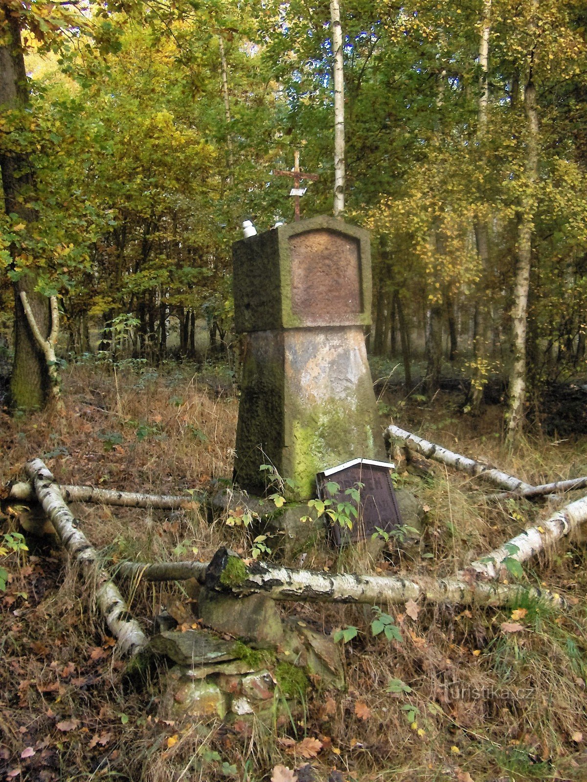 Monumento a las víctimas del incendio en el campo de idiotas.