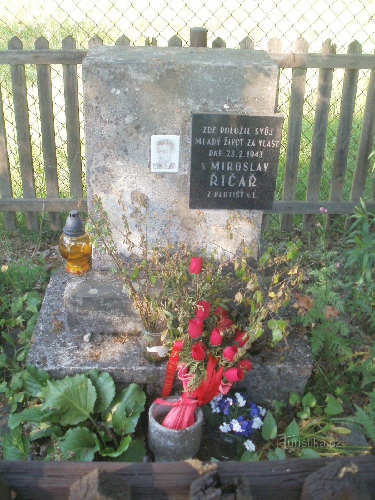 pomníček p. Říčaře u Týniště nad Orlicí