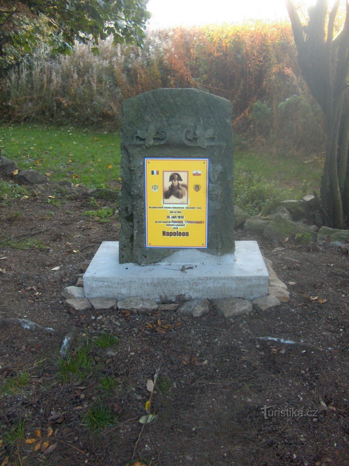 een monument ter herdenking van het bezoek van de pastorie door keizer Napoleon