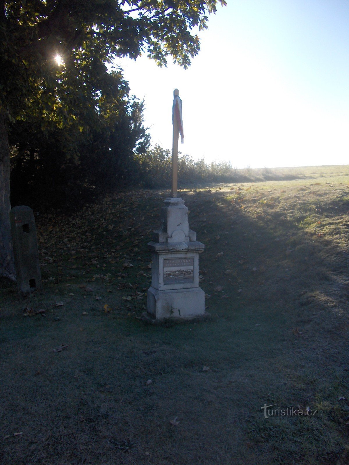 un monument care comemorează un sat dispărut