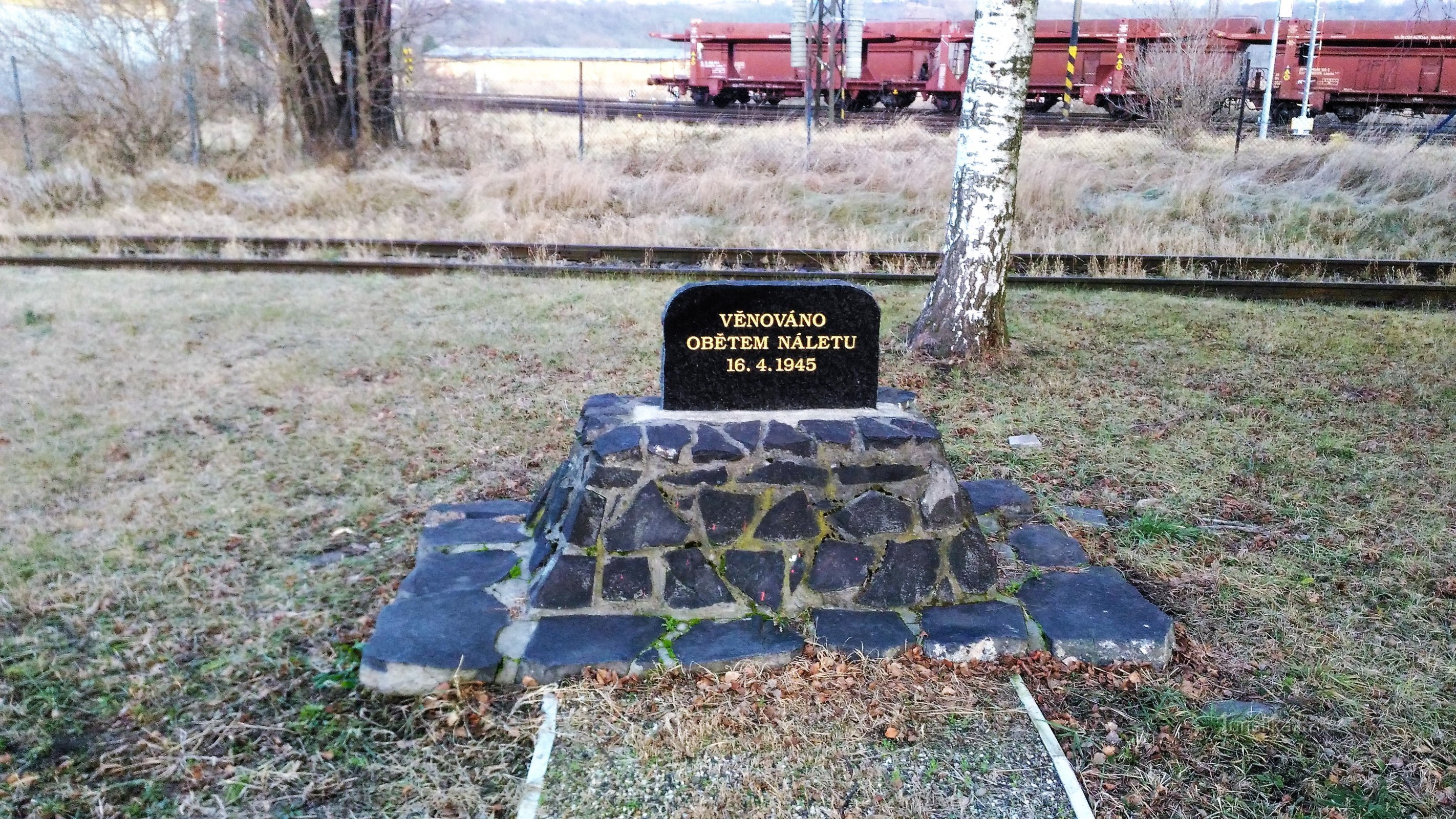 Minnesmärke vid stationen i Žatec