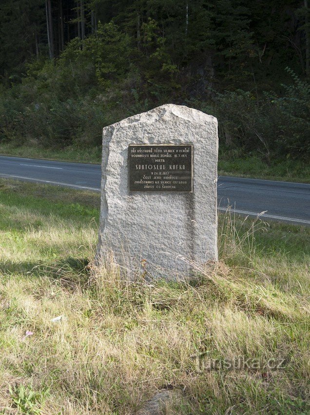 Monument langs de weg naar Skritek