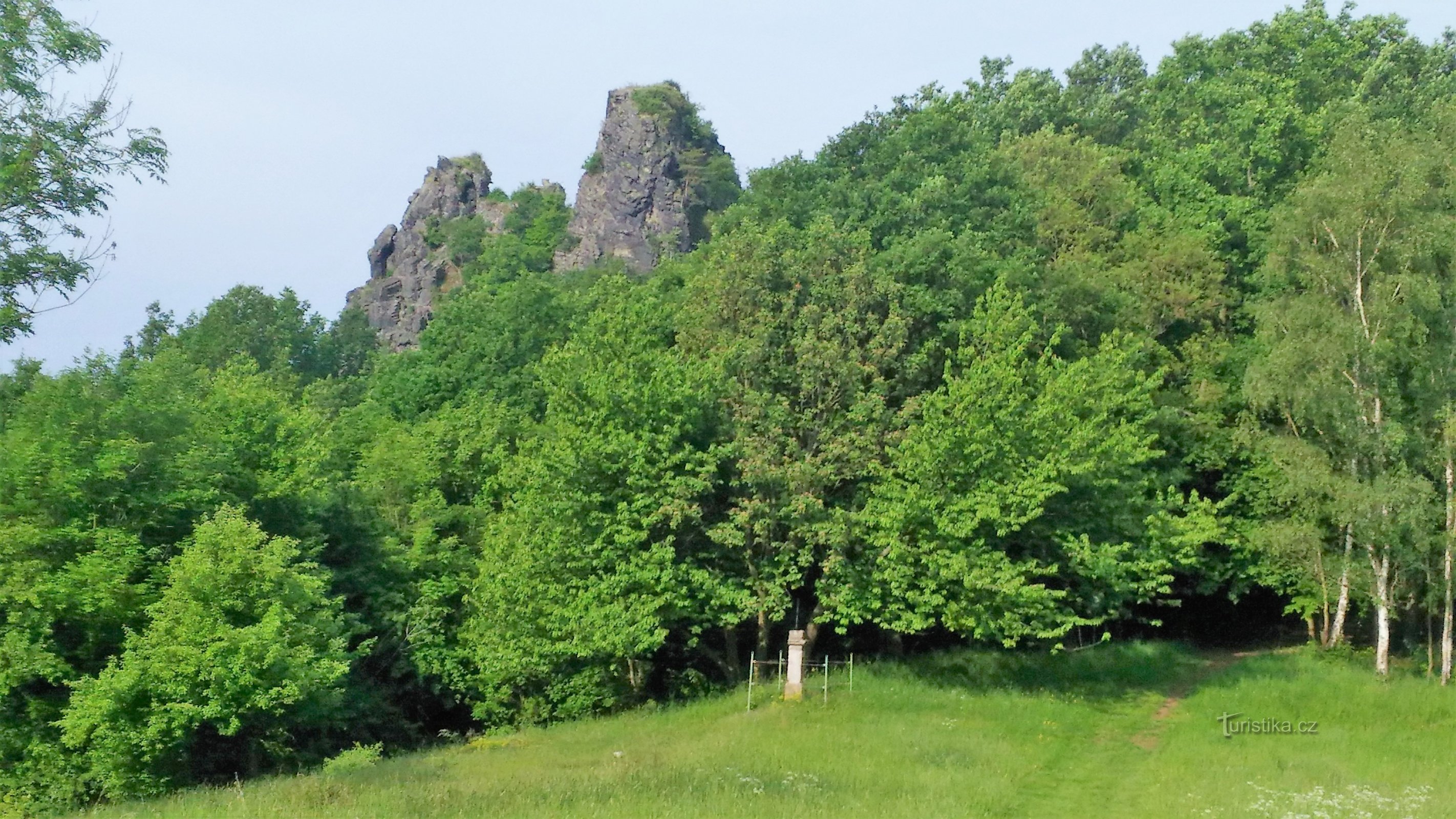 在 Vrabinec 城堡废墟的纪念碑。