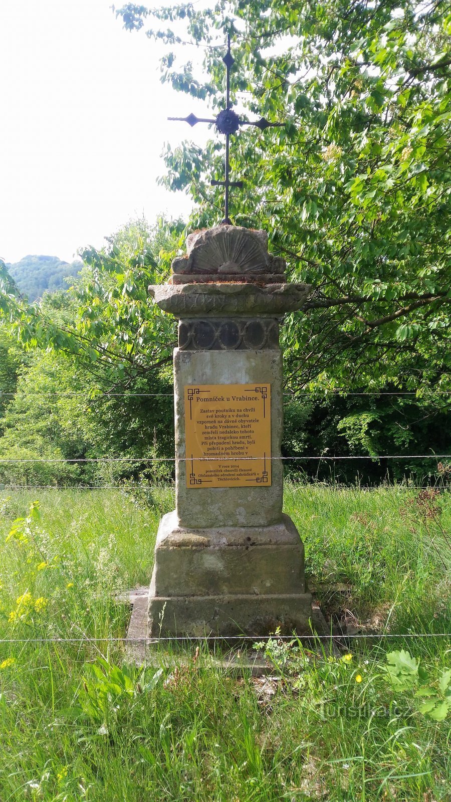 Memorial at the ruins of Vrabinec castle.